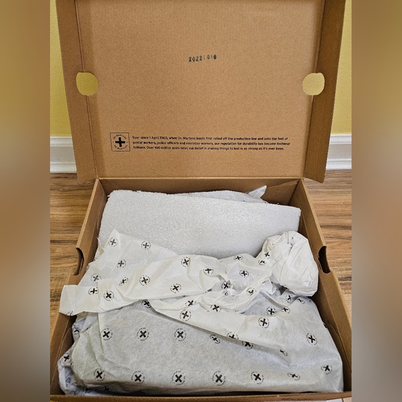 Dr. Martens VOSS WOMEN'S LEATHER STRAP PLATFORM SANDALS, size US 10 - Picture 10 of 11